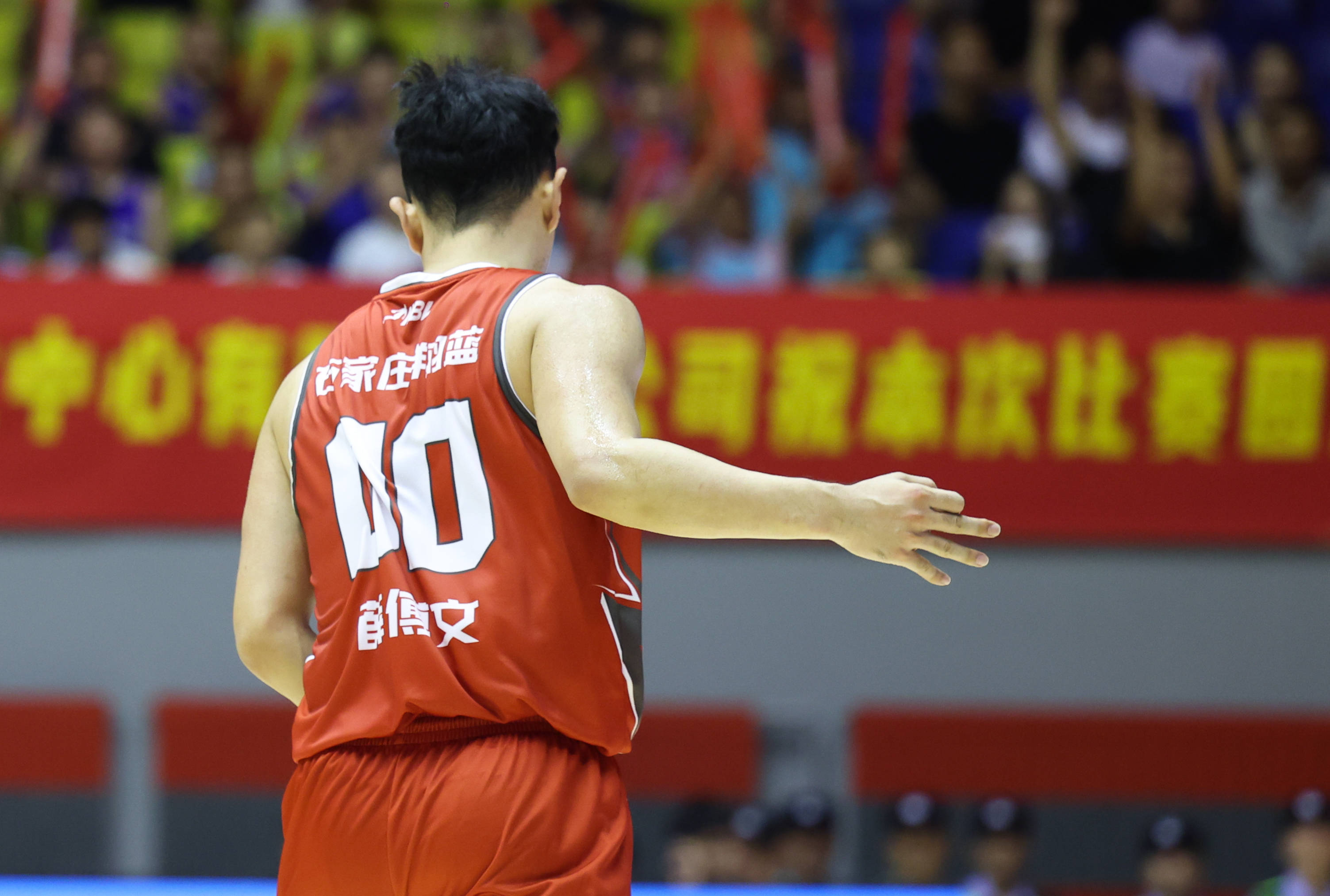 篮球比赛险胜晋级，广受瞩目的简单介绍