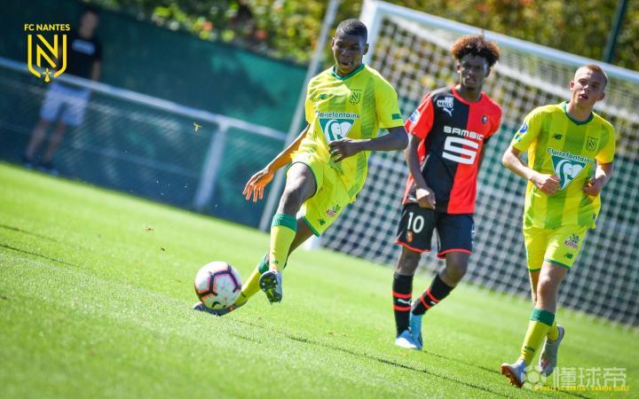 南特阵中球员因犯规吃到红牌，导致失利的简单介绍