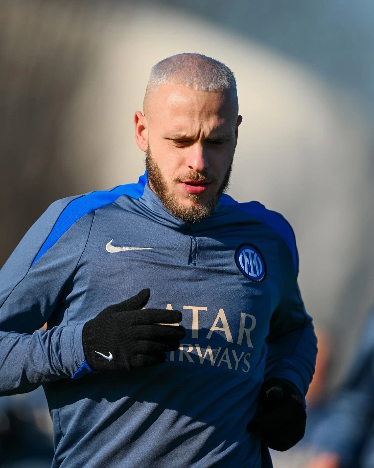 包含沙尔克中场核心伤愈归来，球队实力再添高度的词条