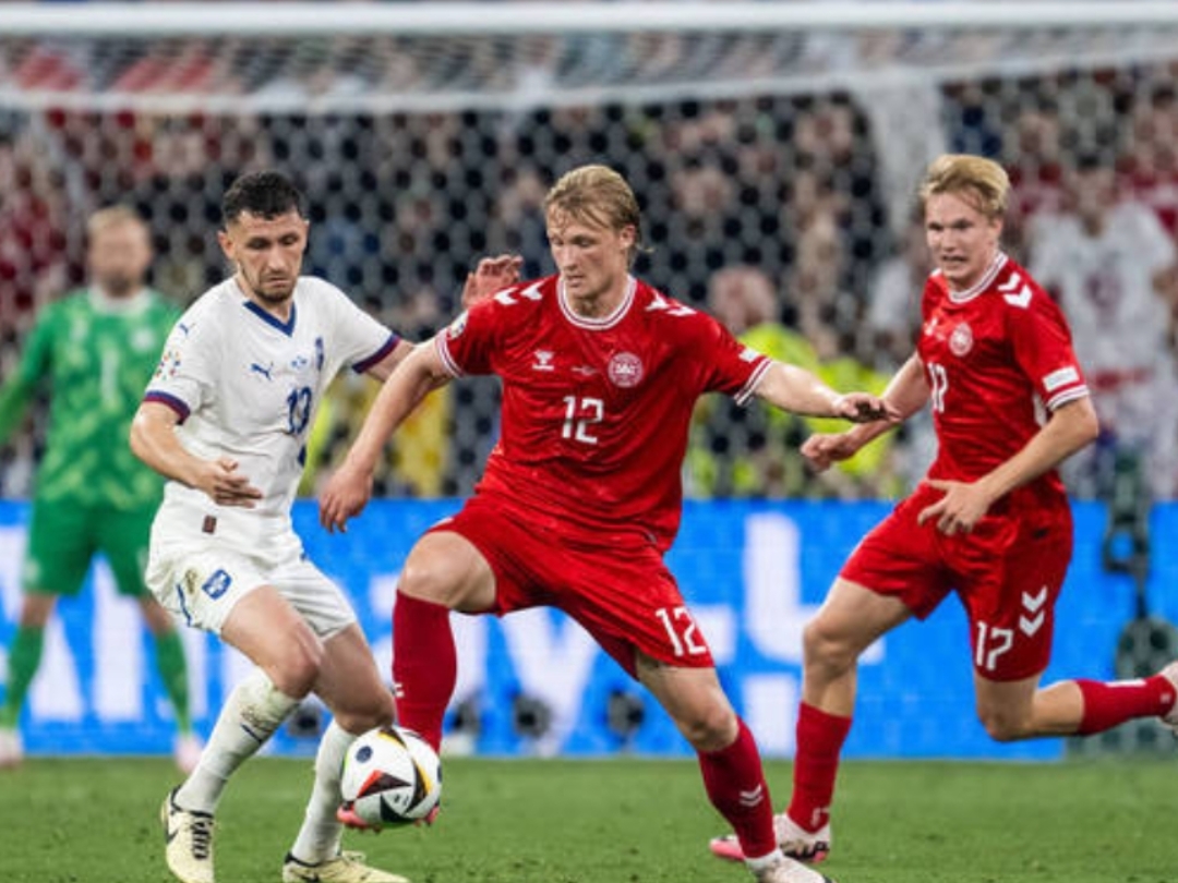 丹麦队在欧锦赛上展现出色技术,晋级半决赛 丹麦队在欧锦赛上展现出色技术,晋级半决赛