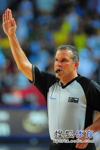 阿根廷抗议裁判判罚,欢呼晋级决赛 阿根廷抗议裁判判罚,欢呼晋级决赛