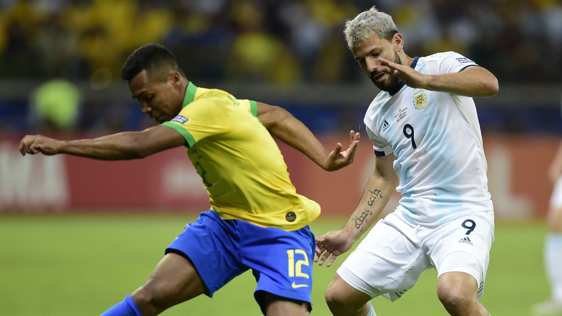 阿根廷抗议裁判判罚,欢呼晋级决赛 阿根廷抗议裁判判罚,欢呼晋级决赛