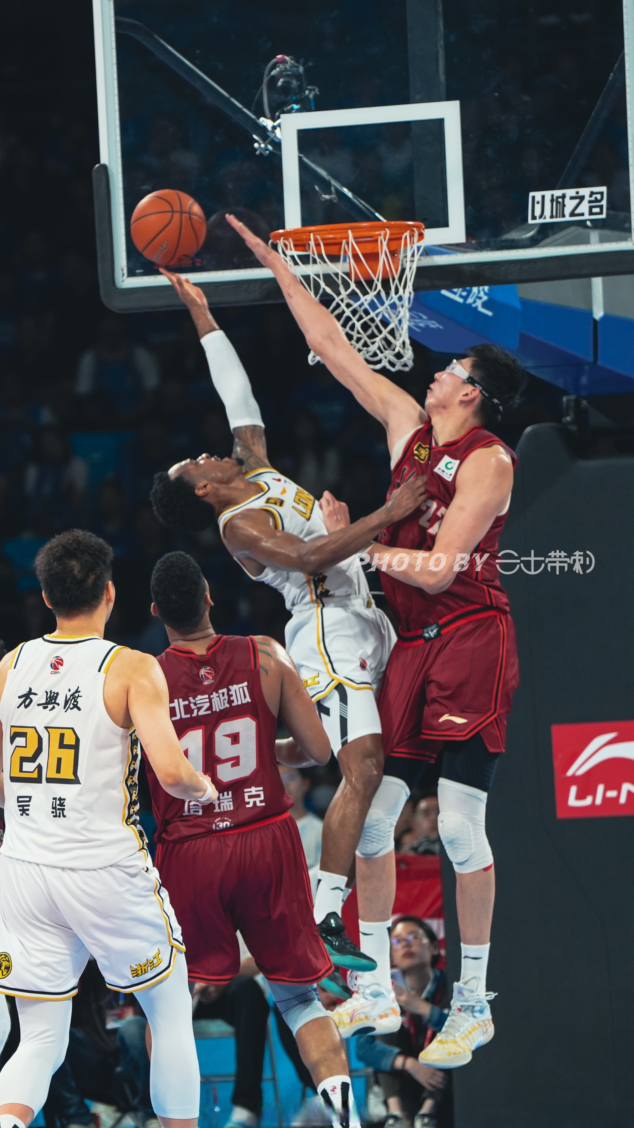 山东队逆转76人,周琦点燃赛场 山东队逆转76人,周琦点燃赛场