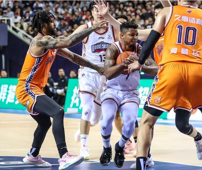 掘金完胜广东队，陶汉林统治全场的简单介绍