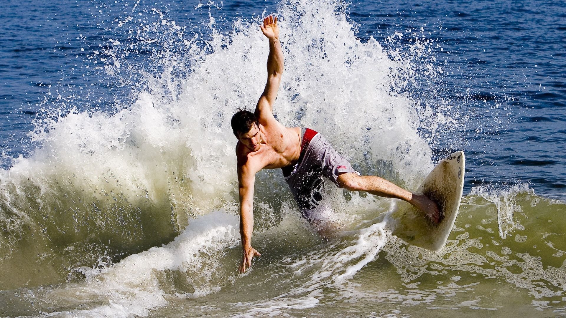 赛道新王加冕，阿劳霍在F1揭幕战之夜上演冠军级表演